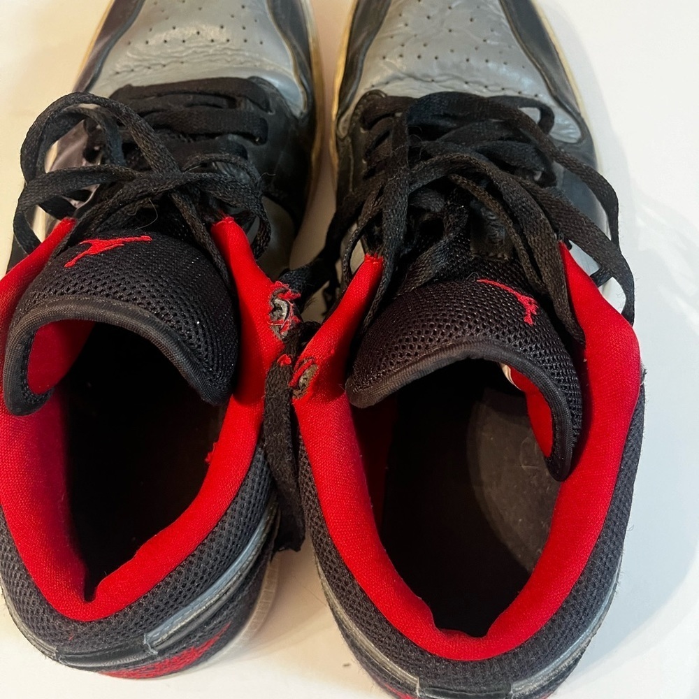 🔥Jordan 1 Retro Low Size 11 US Gray Red Black - Picture 5 of 8